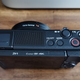 En la esquina superior derecha de la Sony ZV1, el botón C1 para desenfocar el fondo con un solo clic.